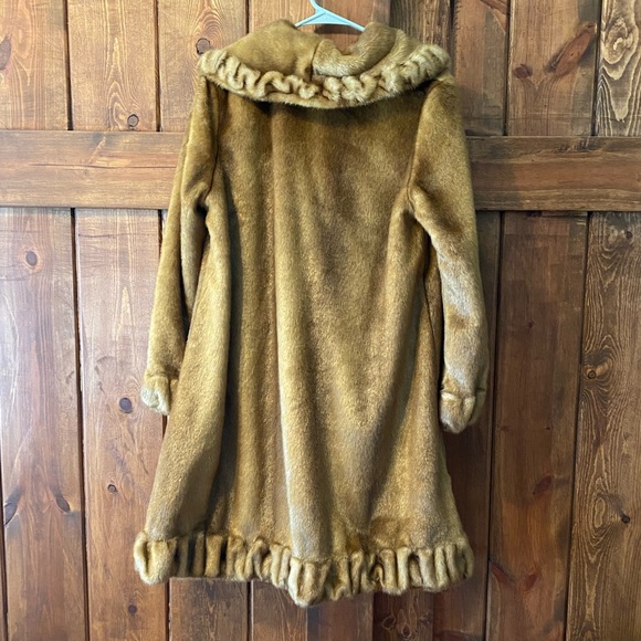 Luxurious Jones New York Faux Fur Coat with Ruffle Trim - Picture 2 of 4